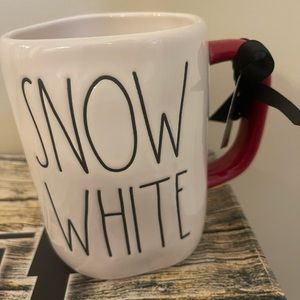 Beautiful Snow White Rae Dunn cup